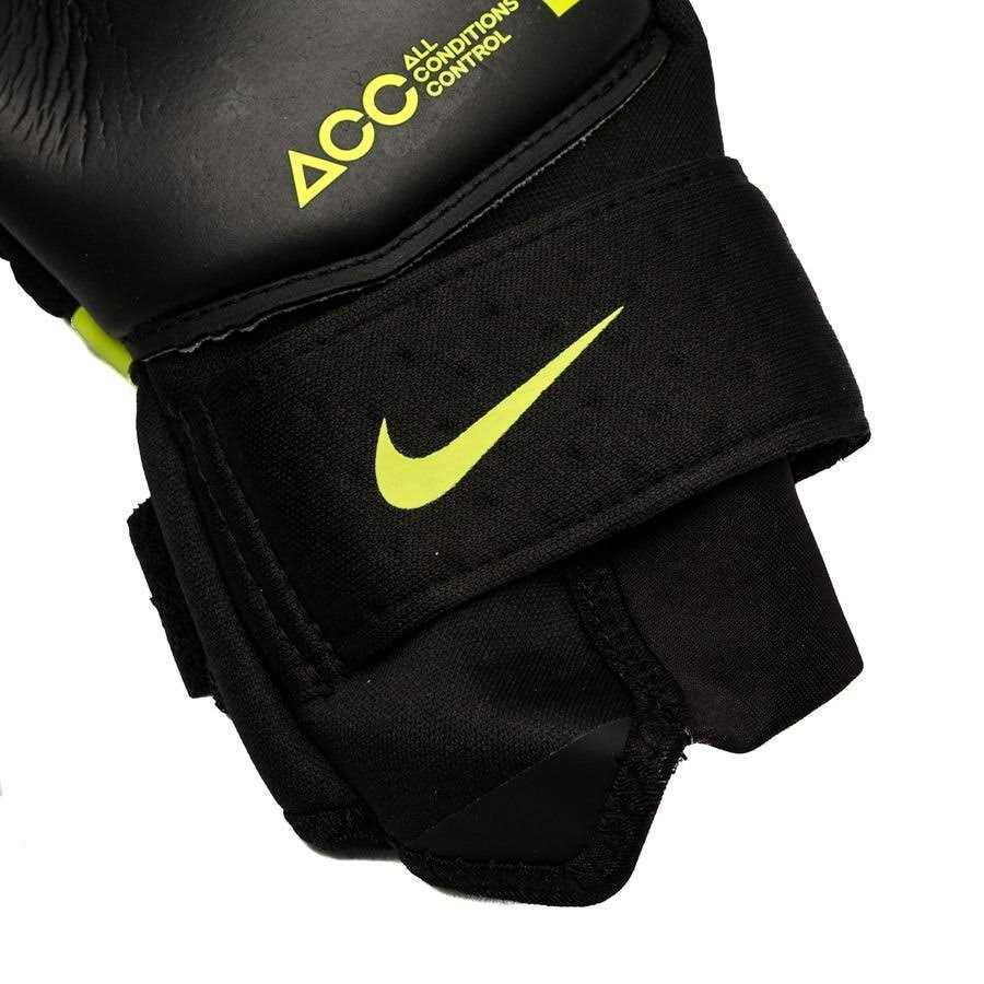 Nike Phantom Elite Goalkeeper Gloves - Image 3